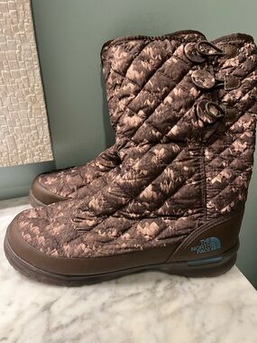 The North Face Quilted Brown Floral-Print Insulated Boots